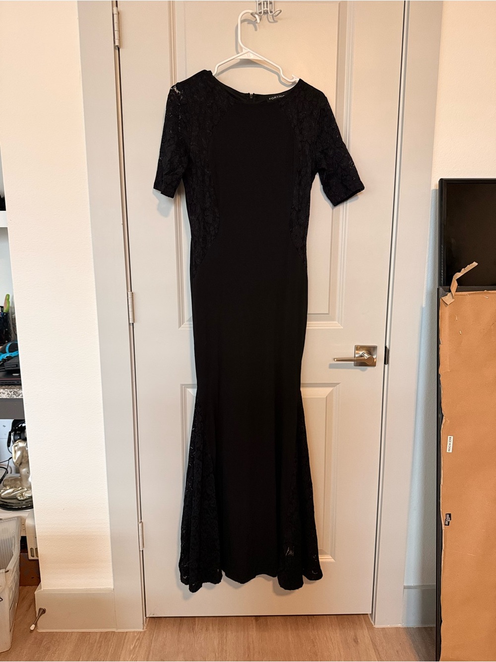 Elegant Black Lace Maxi Dress with Short Sleeves